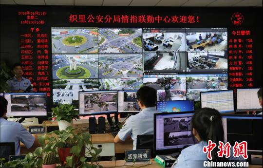 图为:巡视员正在网络巡视。 钱晨菲 摄 浙江织里的治与理:从“大工厂”到“小深圳”