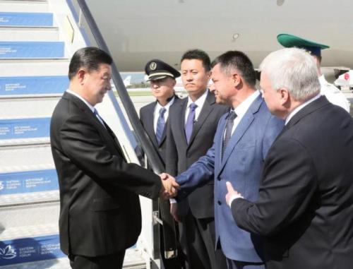 9月11日,国家主席习近平抵达俄罗斯符拉迪沃斯托克,应俄总统普京邀请,出席第四届东方经济论坛。这是习近平步出舱门,俄罗斯高级官员在舷梯旁热情迎接。新华社记者 庞兴雷 摄 习主席在符拉迪沃斯托克