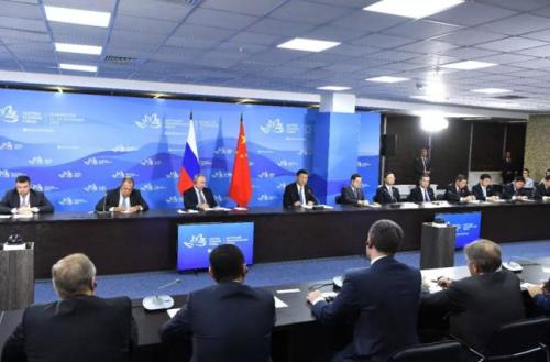 9月11日,国家主席习近平在符拉迪沃斯托克和俄罗斯总统普京共同出席中俄地方领导人对话会。 新华社记者 饶爱民摄 习主席在符拉迪沃斯托克