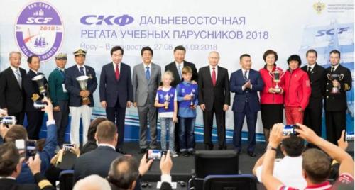 9月12日,第四届东方经济论坛全会在符拉迪沃斯托克举行。中国国家主席习近平、俄罗斯总统普京、蒙古国总统巴特图勒嘎、日本首相安倍晋三、韩国总理李洛渊等出席。这是全会后,与会各国领导人共同出席第三届“远东杯”国际帆船拉力赛第一赛段颁奖仪式。新华社记者 黄敬文 摄 习主席在符拉迪沃斯托克