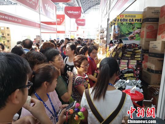 大批客商挤满各个展馆。 蒙鸣明 摄 中国—东盟战略伙伴关系15周年: 合作带来红利 创新驱动未来