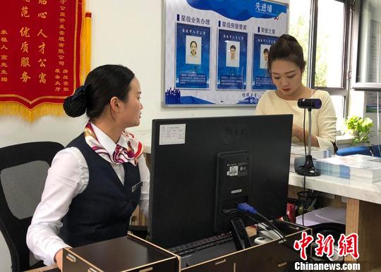 刚刚毕业留在长春工作的大学生在申请入住人才公寓 郭佳 摄 长春巧念“人才经” 下活“发展棋”