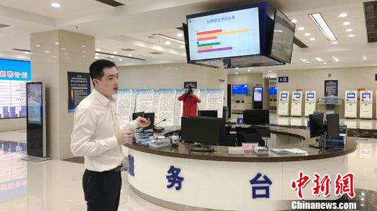 工作人员在介绍产业园内智能招聘功能区 郭佳 摄 长春巧念“人才经” 下活“发展棋”