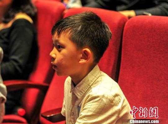 沈阳的孩子对家乡文化产生浓烈兴趣。 于海洋 摄 中外友人共聚“沈阳国际友好之夜” 载歌载舞表达爱沈情义