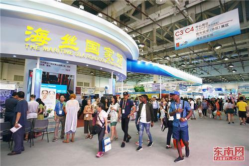 今年投洽会专门设立2000平方米的“海丝国家馆”,集中展示了“一带一路”沿线国家和地区的先进技术和特色产品。 融入“一带一路” 中国企业走出去的步伐更坚定