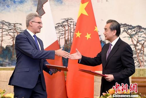 9月13日,中国国务委员兼外交部长王毅(右)在北京同马耳他外交与贸易促进部长阿贝拉会谈。会谈后,王毅和阿贝拉共同签署《中华人民共和国政府与马耳他共和国政府中期合作规划指导委员会首次会议纪要》。记者 侯宇 摄 王毅同马耳他外长会谈:将“一带一路”打造成为中马全方位合作新