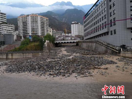 图为舟曲三眼峪、罗家峪等沟谷发生泥石流致县城河道淤泥堆积。(资料图) 钟欣 摄 甘肃舟曲“痛定思痛”监测预警滑坡泥石流渐显成效