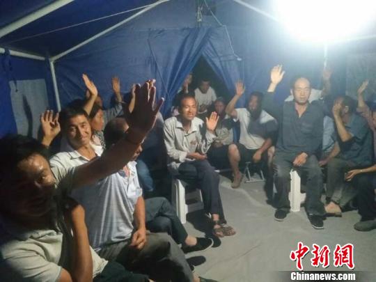 图为果者村受灾群众每晚召开“帐篷会议”,乡村干部向群众讲解滑坡隐患和危险区域的危险性,劝导群众不得进入危险区域。(资料图) 钟欣 摄 甘肃舟曲“痛定思痛”监测预警滑坡泥石流渐显成效