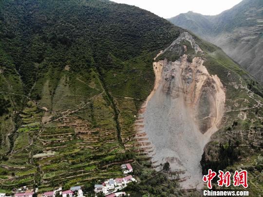 图为舟曲县憨班乡果者村发生山体滑坡,因预警及时,未有人员伤亡。 杨艳敏 摄 甘肃舟曲“痛定思痛”监测预警滑坡泥石流渐显成效