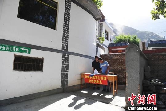 图为果者村灾害发生以后,通往危险区域的道路都进行了砌墙封堵,并设立执勤点、巡逻点。 杨艳敏 摄 甘肃舟曲“痛定思痛”监测预警滑坡泥石流渐显成效