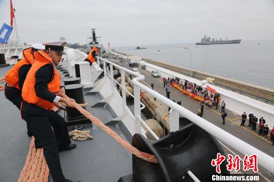 中国海军和平方舟医院船驶抵智利瓦尔帕莱索港时,海军官兵在带缆。 史奎吉 摄 和平方舟医院船首访智利