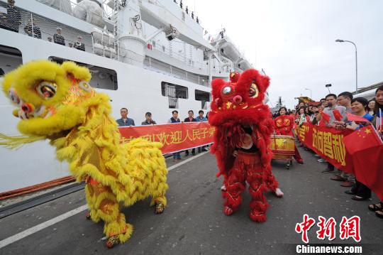 在智利瓦尔帕莱索港码头,华侨华人舞狮欢迎中国海军和平方舟医院船首次访问智利。 江山 摄 和平方舟医院船首访智利