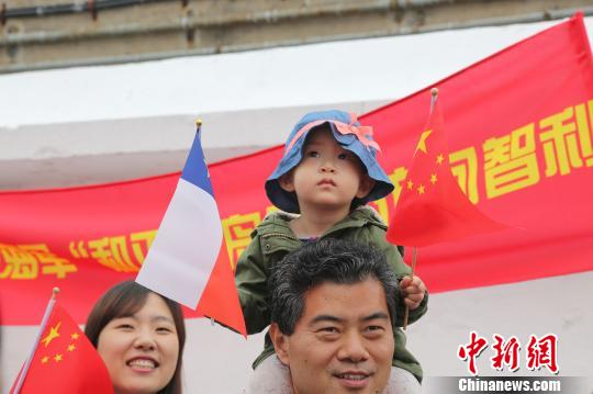 在智利瓦尔帕莱索港码头,小朋友手举中智两国国旗,欢迎中国海军和平方舟医院船首次到访智利 史奎吉 摄 和平方舟医院船首访智利