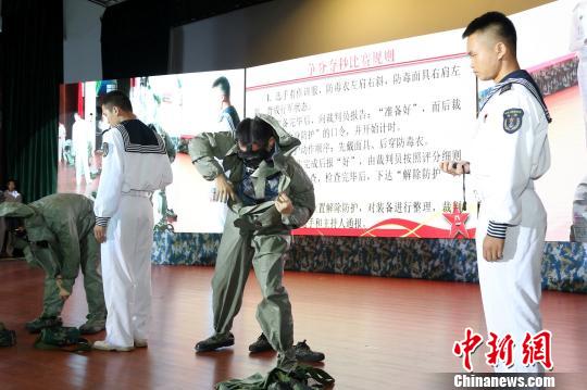 穿戴个人防护器材比赛。 吴亢慈 摄 南部战区海军某驱逐舰支队练兵比武:科目紧贴实战