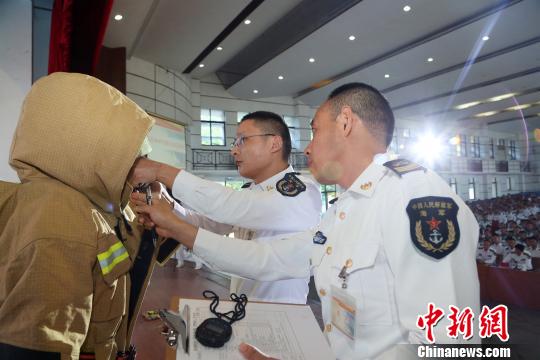 对穿戴消防服进行检查。 吴亢慈 摄 南部战区海军某驱逐舰支队练兵比武:科目紧贴实战