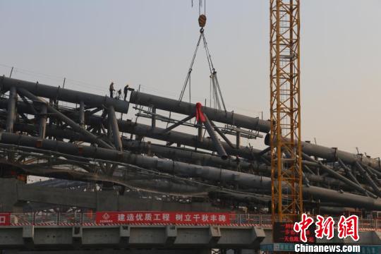 国家速滑馆屋面环桁架最后一根主弦杆吊装到位。 李斐然 摄 国家速滑馆屋面环桁架安装完成